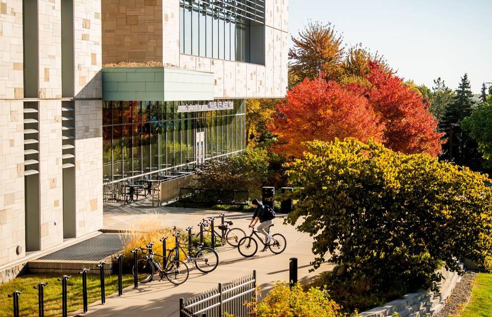 Students walking into the entrance to Mackinac Hall